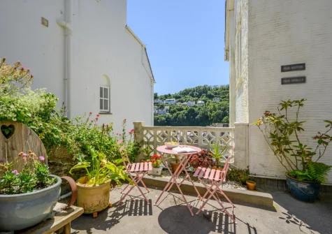 The shared outdoor sitting area at Sea Aster, Looe