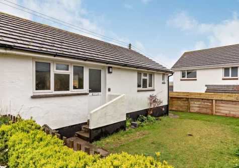 The enclosed front garden at Sea Birds, Croyde