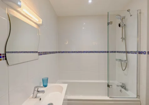 The bathroom at Sea Chest Apartment, Appledore