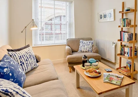Sea Chest Apartment, Appledore is a charming two-bedroom village retreat. Exposed beams, feature fireplace, and village-centre convenience bring beaches and attractions within easy reach, perfect for families creating authentic seaside memories.