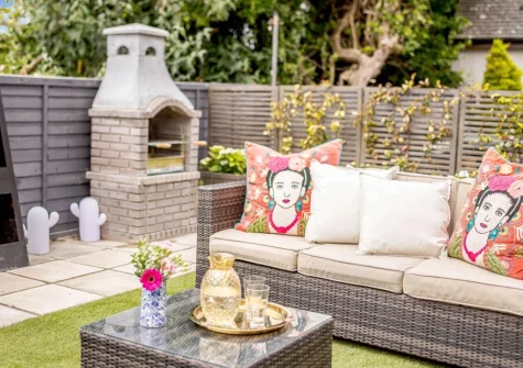 The garden, barbecue & outdoor sitting area at Sea Esta, Phillack