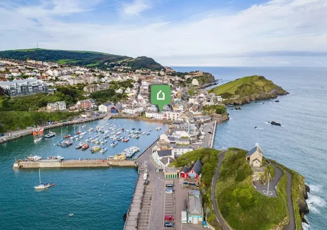Sea Foam House is a picturesque coastal property located on the harbour's edge with panoramic sea views