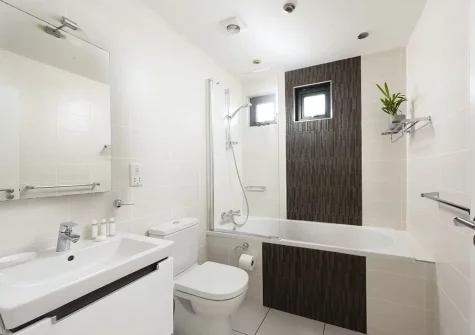 The bathroom at Sea Gem, Morcliff, St Agnes