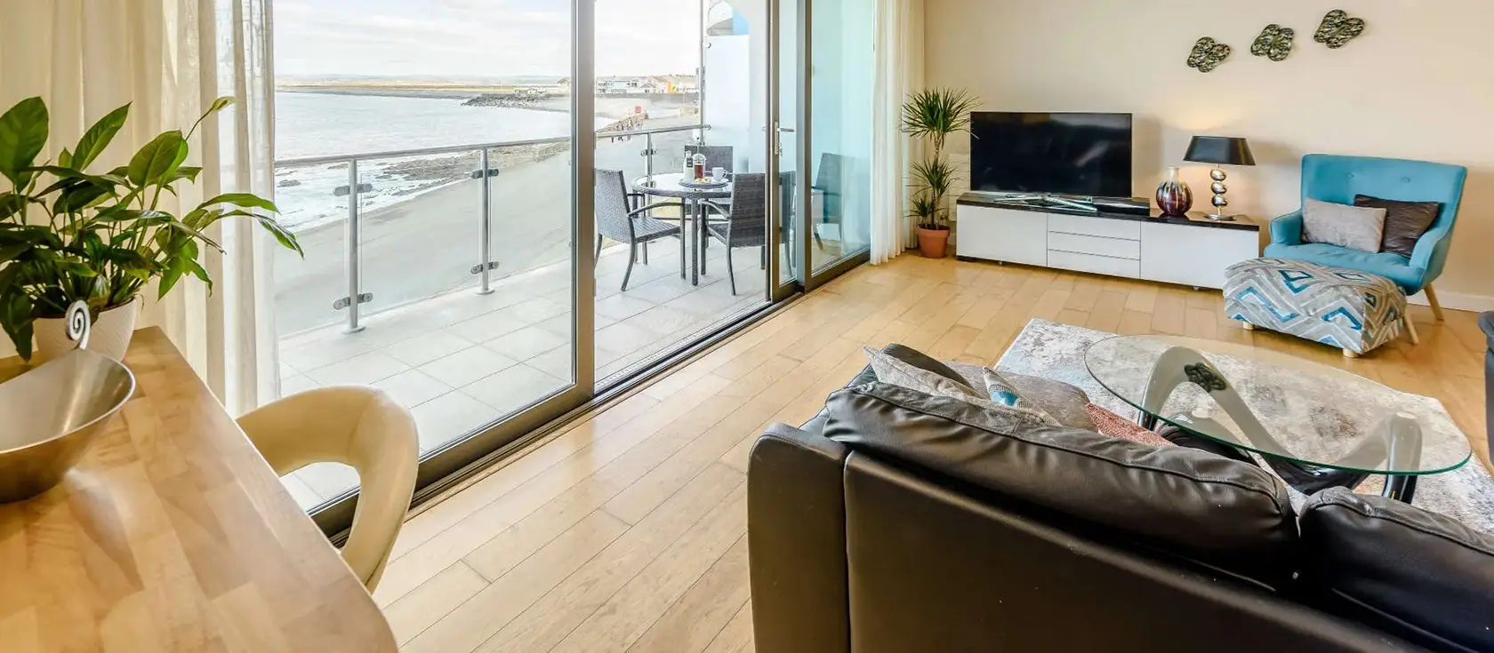 Sea Haven, Westward Ho! is a stunning 3-bedroom duplex apartment with panoramic ocean views to Lundy Island. Enjoy direct beach access, spacious sea-facing balcony, and premium family-friendly amenities for the ultimate coastal escape.