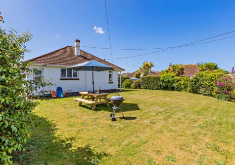 The wraparound lawned garden & alfresco dining area at Sea Mist, Braunton