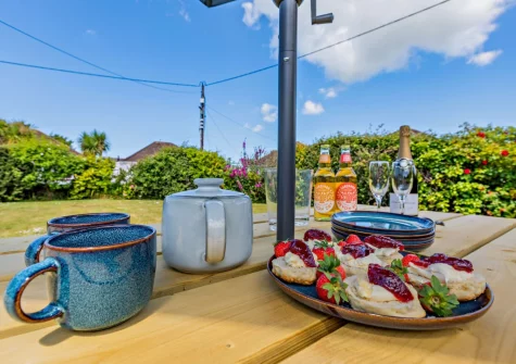 The alfresco dining area & wraparound lawned garden at Sea Mist, Braunton