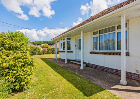 Sea Mist is a wonderfully rejuvenated cottage, with a focus on contemporary features, in the heart of Braunton &close to award-winning beaches
