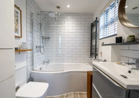 The bathroom at Sea Renity, Padstow