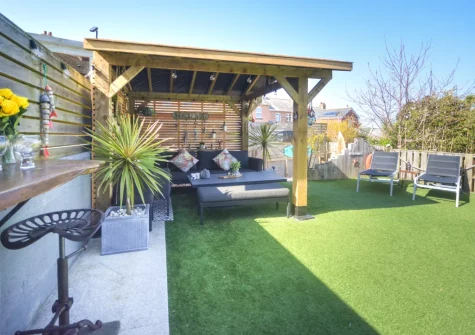 The lawn, gazebo & outdoor sitting area at Sea Renity, Padstow
