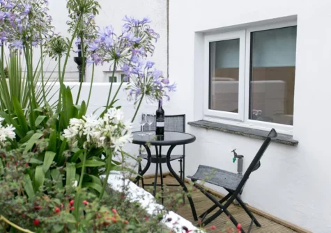 The small courtyard garden & outdoor sitting area at Sea Salt Cottage, Porthleven