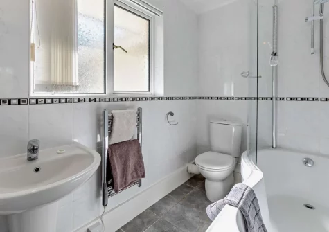 The bathroom at Sea Sparkle, Newquay