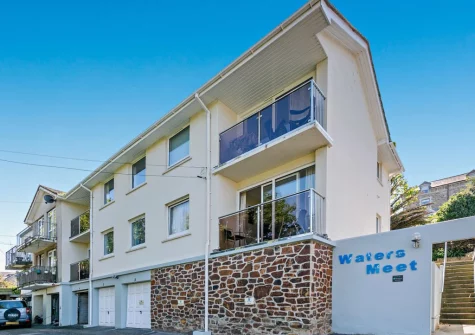 Sea Sparkle is a light, bright & contemporary coastal apartment minutes from Porth Beach and with direct access to the South West Footpath