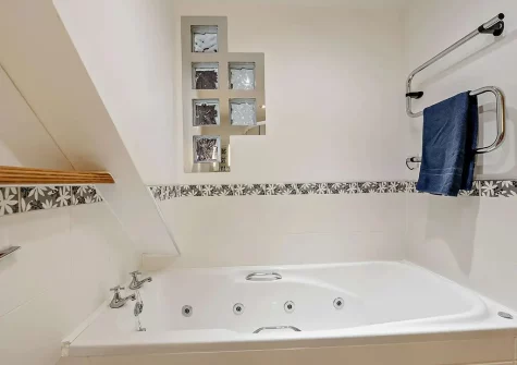 The bathroom at Sea Spray, Appledore