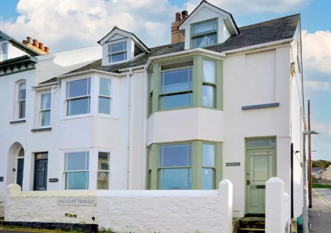 Sea Spray is a charming cottage on the waterfront with stunning views across the estuary & to the ocean