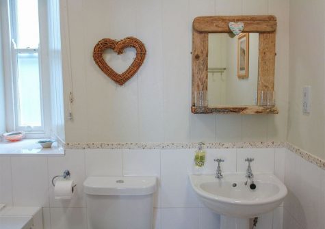 The bathroom at Sea Thrift, St Agnes