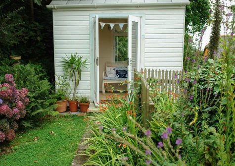 The garden & summer house at Sea Thrift, St Agnes