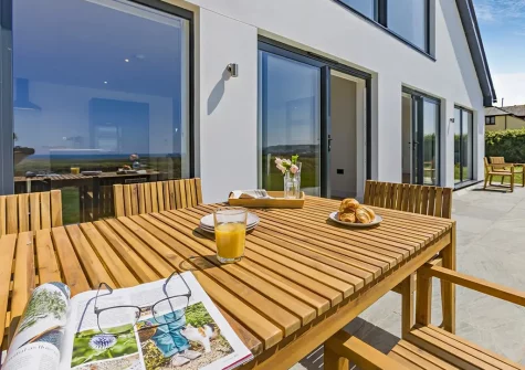 The patio & alfresco dining area at Sea Vista, Appledore