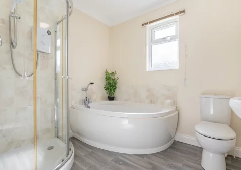 The bathroom at Seabreeze Retreat, St Merryn
