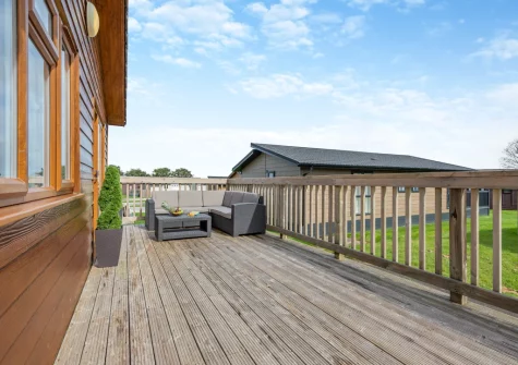 The decked terrace & outdoor sitting area at Seabreeze Retreat, St Merryn