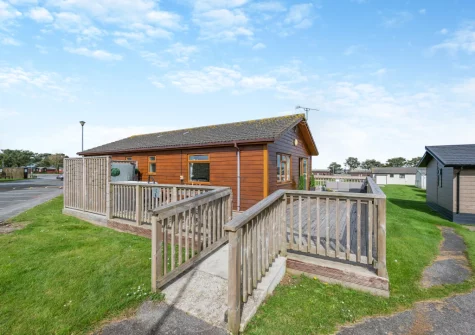Seabreeze Retreat is a wonderfully spacious lodge with features including a corner bath & TV in each bedroom