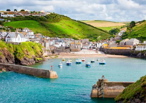 Port Isaac's beach & harbour is a picturesque setting within a charming fishing village