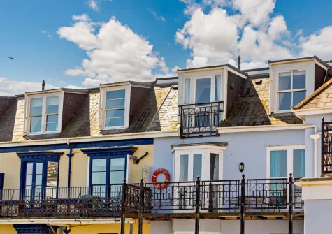 Seafever is an apartment situated directly on the sea wall to enjoy far-reaching sea views