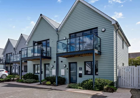 Seaglass is a stylish reverse-level holiday home with sandy beach & seaside amenities close by