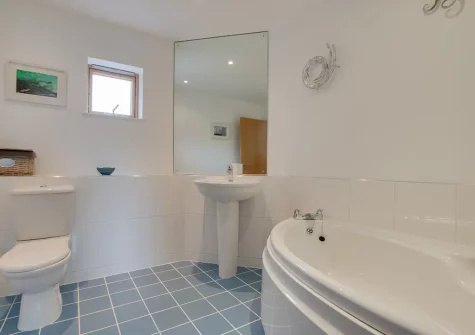 Bedroom #1 en-suite bathroom at Seahorse Apartment, Porthleven