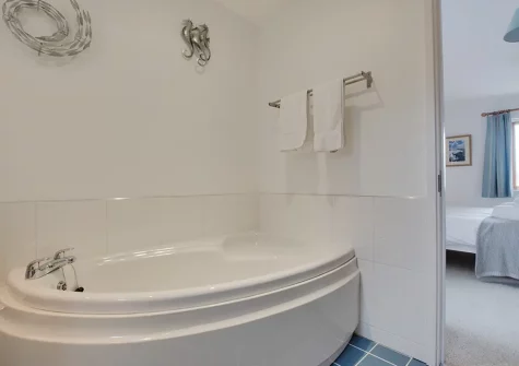 Bedroom #1 en-suite bathroom at Seahorse Apartment, Porthleven