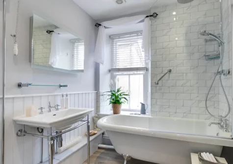 The bathroom at Seahorse Cottage, Mousehole