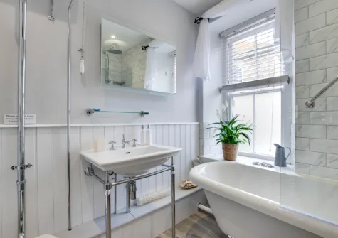 The bathroom at Seahorse Cottage, Mousehole