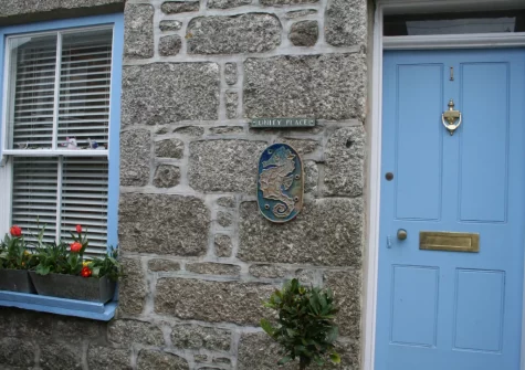 Seahorse Cottage is a luxurious two-bedroom cottage in the heart of Mousehole village & harbour