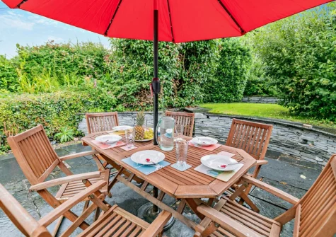 The patio, alfresco dining area & garden at Seapink Cottage, Padstow