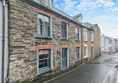 Seapink Cottage ia beautiful Cornish cottage set in the heart of buzzing Padstow & just 150 metres from the harbour