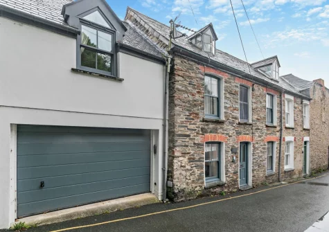 Seapink Cottage ia beautiful Cornish cottage set in the heart of buzzing Padstow & just 150 metres from the harbour
