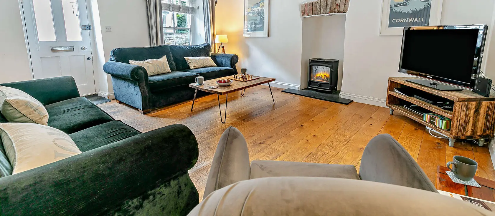 Seapink Cottage, Padstow is a characterful five-bedroom cottage nestled in the heart of town, steps from the harbour. Perfect for families and groups seeking coastal charm, dining traditions, and beach access with North Cornwall attractions nearby.