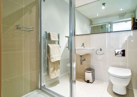 The en-suite to bedroom #1 @ Seashells, 43 Zinc, Newquay