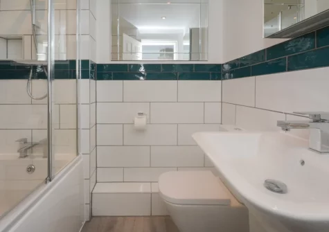 The bathroom at Seashells, Padstow