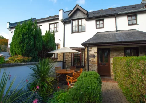 The front patio, alfresco dining area & garden at Seashells, Padstow