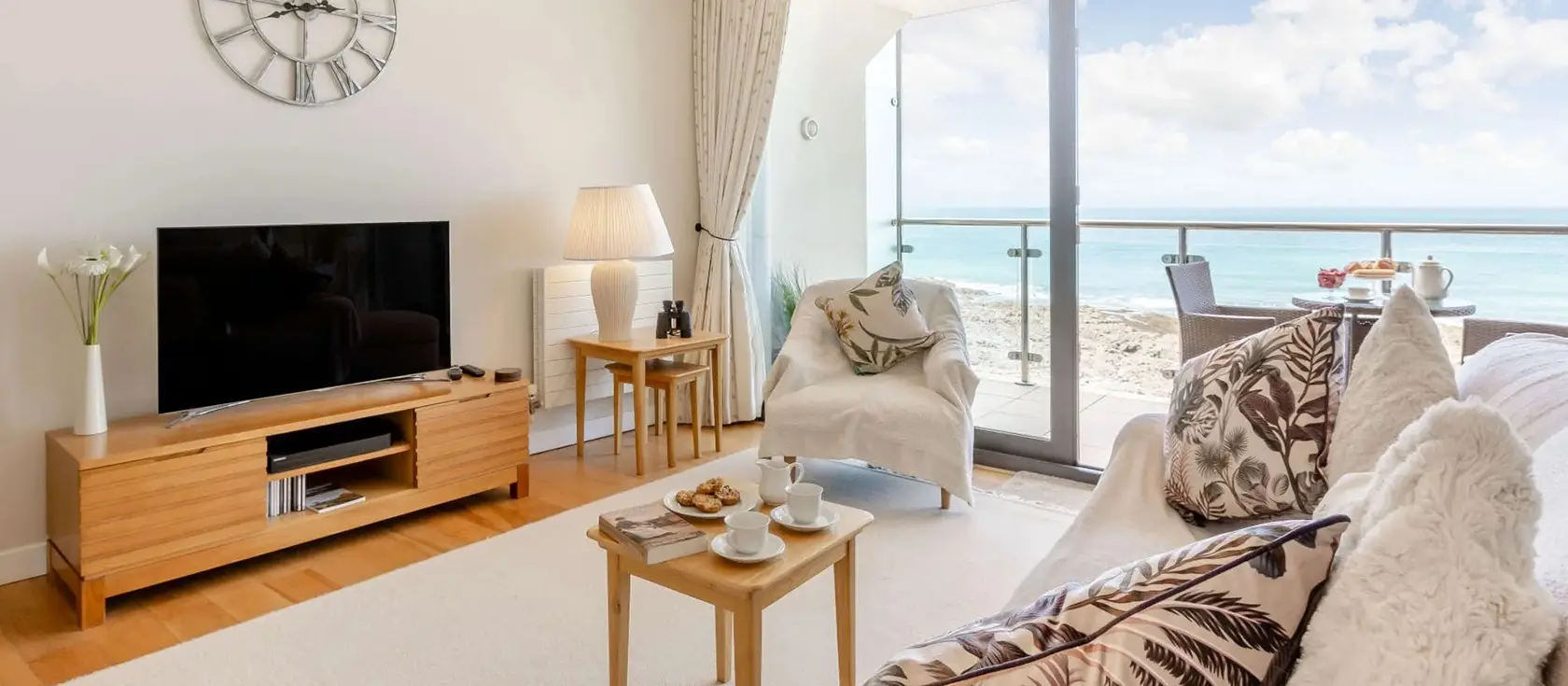 Seaside Apartment, Westward Ho! is a stunning duplex retreat with spectacular ocean views and private balcony. Enjoy contemporary living, magnificent sunset watching, and direct beach access for unforgettable family coastal holidays.