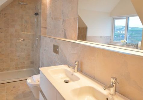 Bedroom #1 en-suite at Seaside House, Portreath