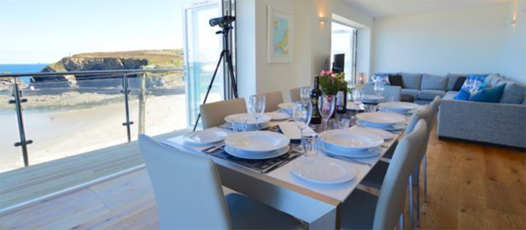 Seaside House, Portreath is a contemporary beach house for eight with fully opening doors onto the wraparound balcony for an al fresco lifestyle. Open plan living, a fully equipped kitchen, four bedrooms, 2+2 bathrooms & four-car parking steps from the sand.