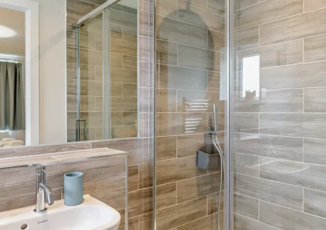 Bedroom #1 en-sute shower room at Seaside Retreat, Crantock