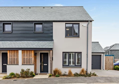 Seaside Retreat is a modern holiday home in a quiet spot on the edge of the pretty seaside village of Crantock