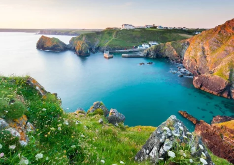 For walkers Seaspray Cottage is conveniently located next to the scenic South West Coast Path