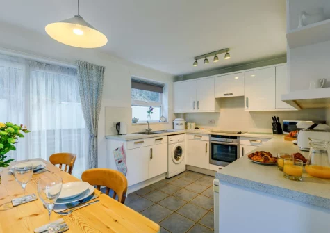 The kitchen & dining area at Seaview Moorings, Porthleven