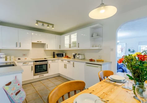 The kitchen & dining area at Seaview Moorings, Porthleven