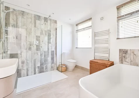 The bathroom at Seawind, Looe