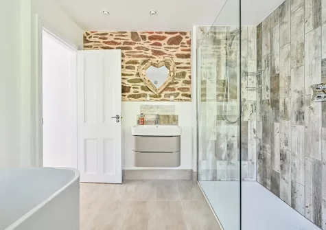The bathroom at Seawind, Looe