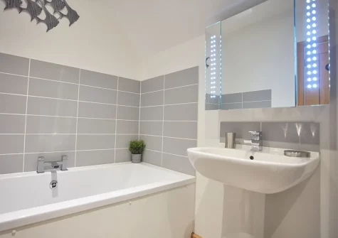 Bedroom #1 en-suite at Seawynds, Trelights